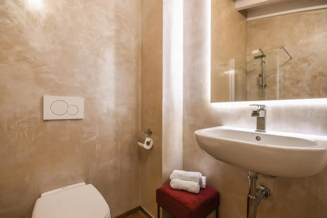 *** Konukevi Luxury Suite Sirmione İtalya